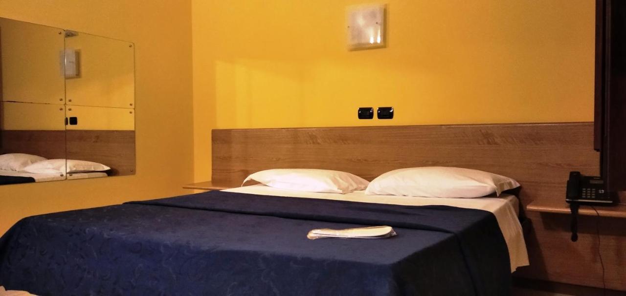 Hotel Motel Est Peschiera Borromeo Exterior photo