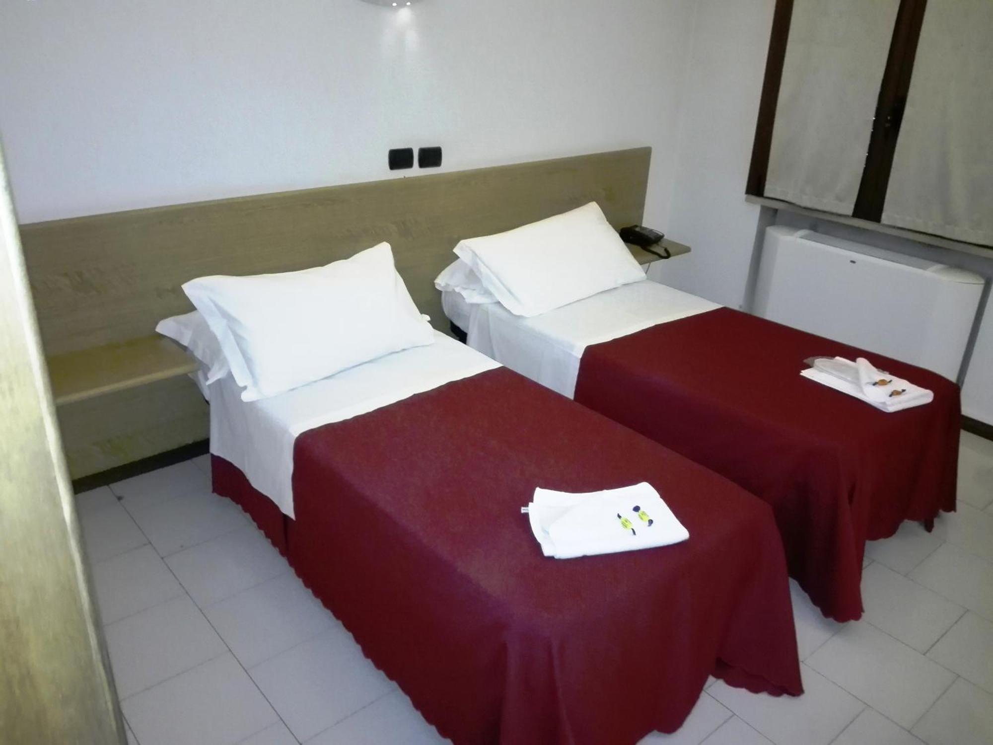 Hotel Motel Est Peschiera Borromeo Exterior photo